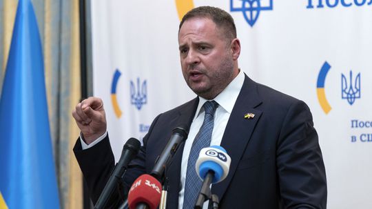 Nepochovávajte bývalú pravú ruku Zelenského, je opäť na očiach. Prečo Jermaka neobvinili a chystá návrat do politiky?