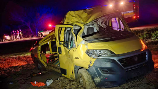 Tragédia pri Komárne. Vodič dodávky zišiel mimo cestu, pri nehode zahynul