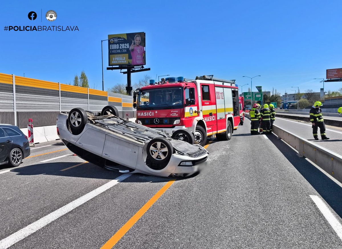 Nehoda v tuneli Sitina, po ktorej auto skončilo...