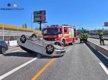 nehoda, auto na streche, sitina