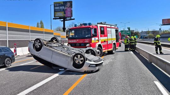 Auto skončilo na streche. Na diaľnici D2 za tunelom Sitina došlo k nehode