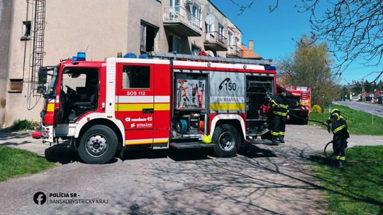 Riskovali vlastné životy. Policajti vbehli do horiaceho bytu a zachránili dvoch ľudí