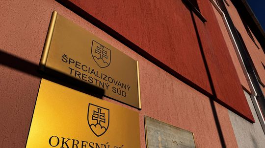 Proces s exšéfom NBÚ sa uzavrel pred verejnosťou. V hre sú utajované spisy aj škoda deväť miliónov