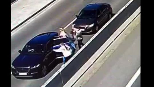 VIDEO: Verbálny incident sa skončil bitkou. Lietali päste i barla. Polícia žiada o pomoc