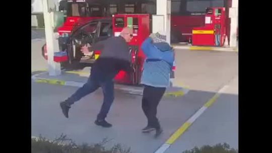 VIDEO: Napätie na ceste prerástlo do násilia: Autobusár zbil seniora