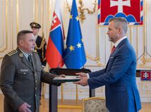 Zo zmeny Ústavy je simulácia s dronmi a raketami. Generál Zmeko dostal úlohu. Politikom má pripraviť vojenské „divadlo“