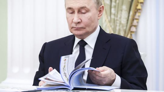 Rusko? Hrdzavá benzínka s jadrovým arzenálom. Putina drží nad vodou ropa, ekonomika sa dusí