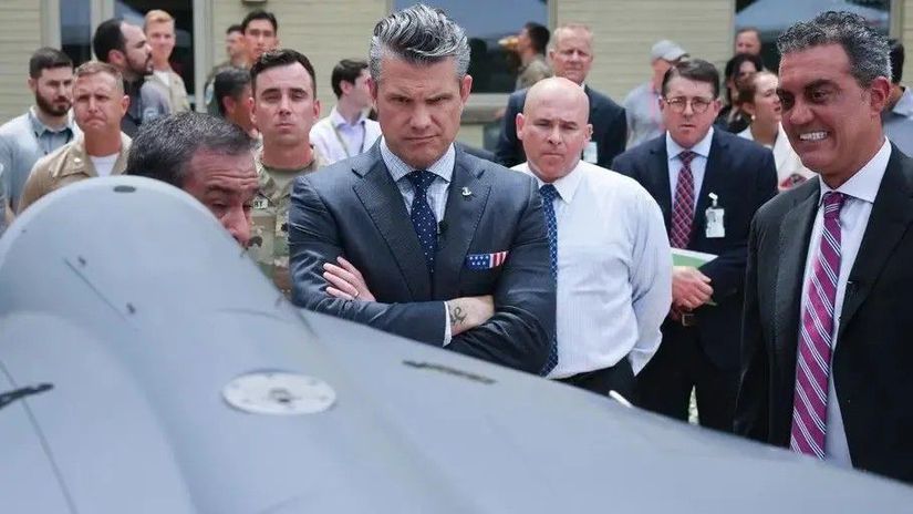 Americký minister obrany Pete Hegseth a dron LUCAS