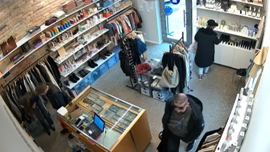 VIDEO: Kradli bez hanby a ušli, polícia ich mala na dosah. Majiteľka: Dispečerka sa mi smiala do telefónu