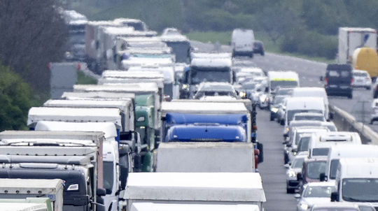 Bežecké podujatie i futbal. Vodiči v Bratislave musia cez víkend rátať s viacerými obmedzeniami