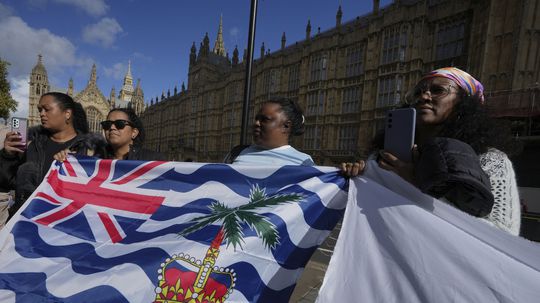 Británia odkladá odovzdanie strategického ostrova. V pozadí je tlak USA