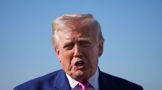 Celebrita z MAGA reaguje na Trumpovu kritiku. Je čas dať dedka do „starobinca“