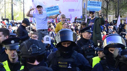 Protesty v Prahe eskalovali. Odporcovia zablokovali Pochod za život, zasahovali ťažkoodenci