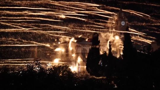 VIDEO: Raketová vojna v Grécku. Farníci po sebe strieľali ako zbesilí