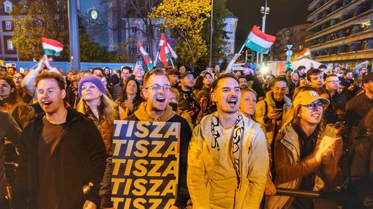 Magyar vyhral voľby. Nastolí po Orbánovi liberálnu demokraciu?