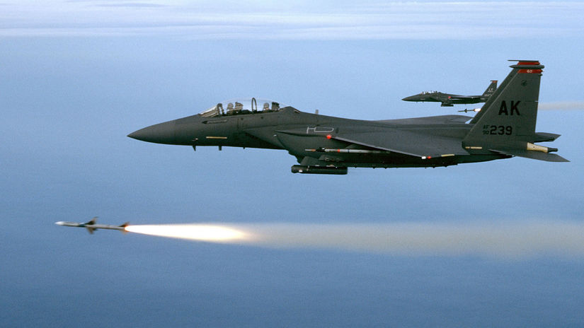 Americké stíhacie lietadlá F-15E Strike Eagle...