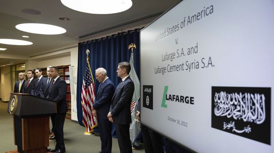 Francúzska nadnárodná spoločnosť je vinná z financovania terorizmu v Sýrii. Exriaditeľ dostal šesť rokov väzenia