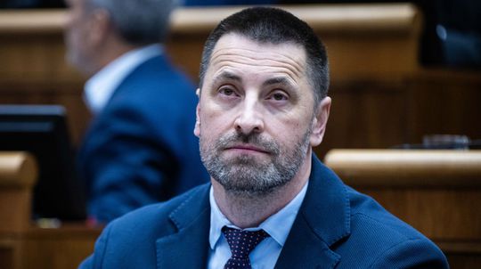 Je trojnásobným poslancom. Viskupič ide do súboja o post starostu, obyvateľov si chce získať platom