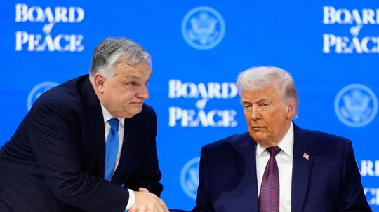 Politológ z USA: Orbánova prehra je pre Trumpa ešte horšia ako pre Putina