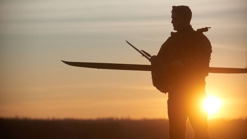 Ukrajinský vojak s dronom