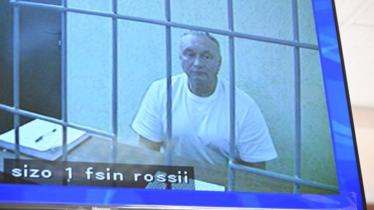 Objednal si vraždu, obeť bola „mŕtva“ len naoko. Exsenátor za Putinovu stranu skončil v kolónii