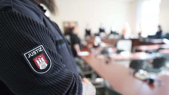 Nebinárna osoba žaluje nemeckú agentúru. Za oslovenie „pán“ požaduje horibilné odškodné