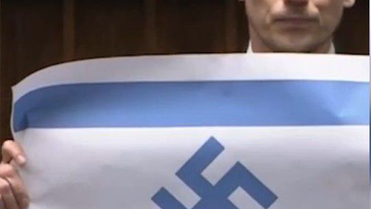 Poľský poslanec vytiahol izraelskú vlajku so svastikou a spustil obrovský škandál