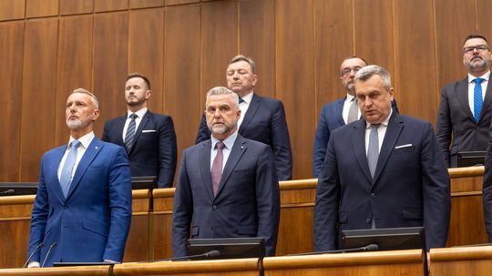 Poslanci odštartovali schôdzu, odhlasovať majú vyše 50 bodov