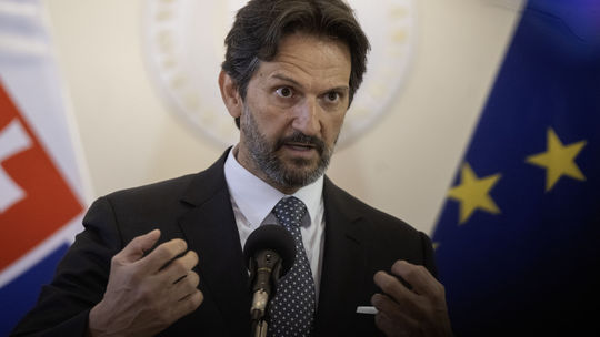 Kaliňák je nervózny, dodávky obrnených vozidiel Patria meškajú