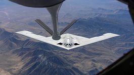 Lietadlo firmy Northrop Grumman B-21 Raider predvádza tankovanie za letu