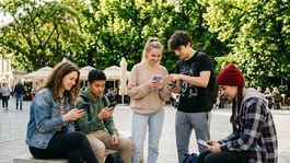 Mladí ľudia a sociálne siete - obrázok vytvorený AI