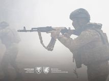 Ukrajinskí vojaci, vojna, Ukrajina, hmla, samopal, zbrane