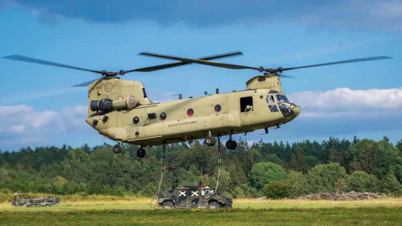 Americký vrtuľník CH-47 s podveseným nákladom