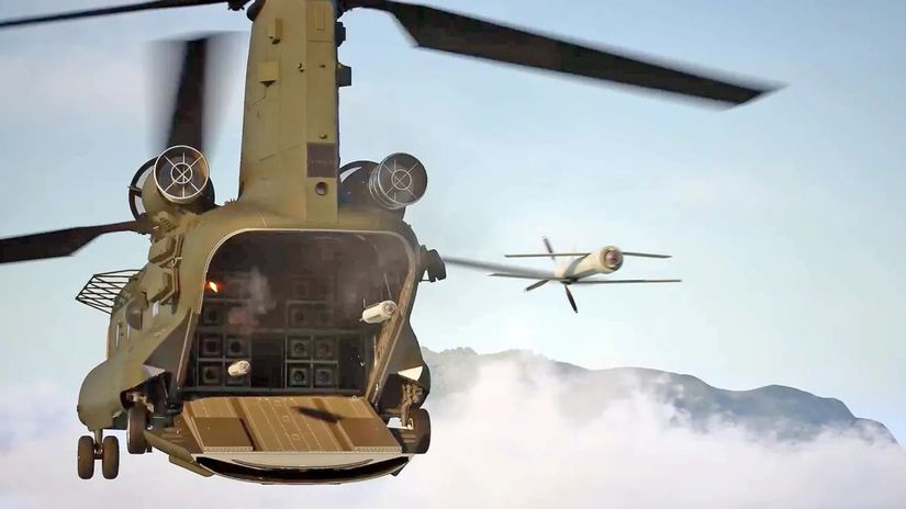 Americký vrtuľník CH47F Chinook vypúšťa drony