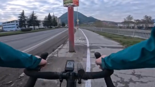 Krivé čiary a lampy v ceste. Jazda novou cyklotrasou v Ružomberku baví internet