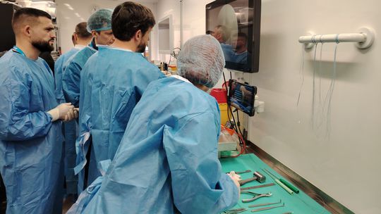 Operačka v kamióne: Chirurgovia si skúšali zručnosť na mŕtvych telách dovezených z Ameriky