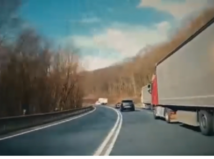 VIDEO: Počas predbiehania vytlačil vodiča do...