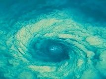 Dron zachytil obrovský vodný vír v mori, o...