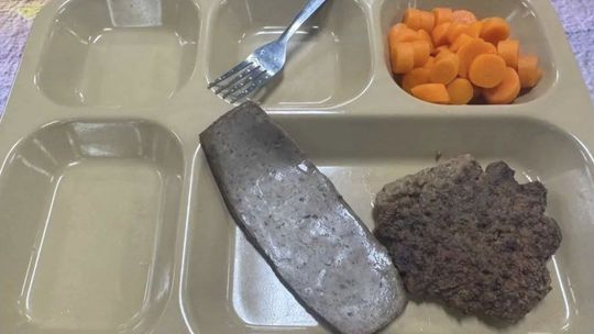 „Stále hladní“. Posádky amerických lodí hlásia problém so zásobami. Vojakom dochádza jedlo aj nervy