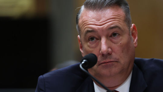 Tvrdé zásahy, protesty a kritika: Šéf kritizovaného imigračného úradu ICE Lyons skončí vo funkcii