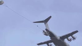 Zhodenie tančíku Wiesel z lietadla A400M