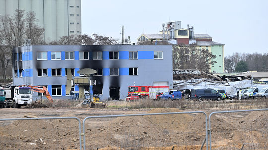 Teror v zbrojovke. Súd v Pardubiciach rozhoduje o väzbe pre Američanku, ktorú priviezli zo Slovenska