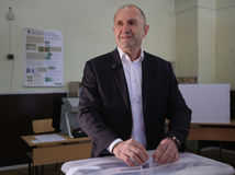 Progresívne Bulharsko mieri za víťazstvom. Bude Radev novým „Orbánom“ v Európe?