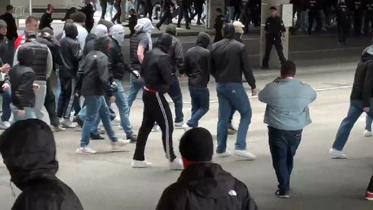 Bitka ultras pred zápasom Bayernu. Sto zatknutých fanúšikov, dvaja zranení policajti