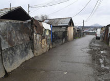 Zásah v osade sa krvavo zvrtol: Miestni napadli policajtov, jeden žandár skončil so zlomeninou v nemocnici