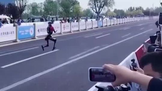 VIDEO: To je finiš! Robot predbehol človeka v polmaratóne. Jeden z robotov skončil aj na nosidlách