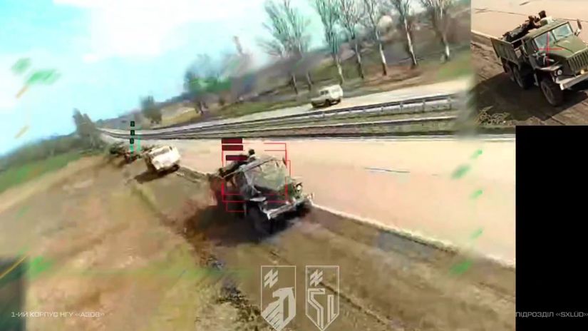 Záber z útočného dronu Azovu ukazuje...