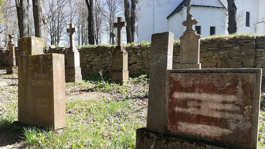 Prišli zapáliť sviečku, no stuhli od hrôzy: Z hrobu sa ozývalo pravidelné klopanie