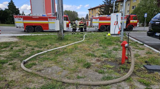 V obci Kolačkov horí viacero objektov, zasahujú tam hasiči