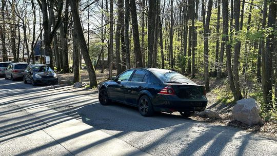 Šoféri v obľúbenom letovisku zúria. Na voľno tam už nezaparkujú, bránia im v tom obrovské balvany
